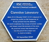 Доска на здании Кларедонской лаборатории в Оксфорде. Источник: https://www.flickr.com/photos/addedentry/5078327320/