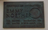 Мемориальная доска в Эрлагене, на доме, в котором родилась Э. Нетер