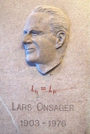 ОНСАГЕР Ларc (Onsager Lars). Мемориал в Realfagbygget, NTNU. Источник: https://gemini.no/kortnytt/50-ar-siden-onsagers-nobelpris/onsager-lij-lji/