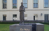 Памятник Л. Мейтнер в Берлине перед Институтом Гумбольдта. Источник: https://frauenbeauftragte.hu-berlin.de/de/informationen/lise-meitner-denkmal/Impressionen%20des%20Festakts/10294985_693996497333486_13677427167051831_o.jpg/view 