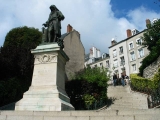 Памятник Д. Папину на его родине в Блуа