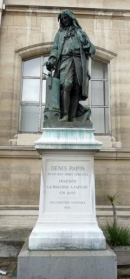 Памятник Д. Папину в Париже около Консерватории искусств и наук (Указана дата смерти - 1714)
