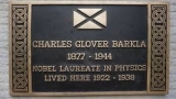 Мемориальная доска Ч. Баркла в Эдинбурге
