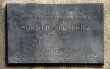 Мемориальная доска в Варшаве на ул. Hożej 74