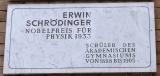 ШРЕДИНГЕР Эрвин (Schrodinger Erwin). Мемориальная доска на здании гимназии в Вене, в которой он учился. Фото В.Е. Фрадкина, 2018