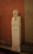 Бюст Шредингера в Венском университете/ Фото В.Е. Фрадкина, 2018