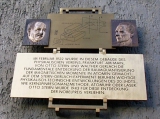 Мемориальная доска О. Штерну и В. Герлаху во Франкуфурте-на-Майне