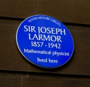 Мемориальная доска Дж. Лармору в Белфасте на 24 Antrim Road. Источник: http://www.ulsterhistory.co.uk/larmor.htm