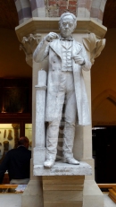Статуя Ганса Христиана Эрстеда в Музее естественной истории Оксфордского университета