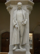 Статуя Дж. Уатта в университете Хериота-Ватта в Эдинбурге