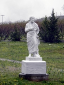 Аристотель. Статуя в Mieza, Macedonia, Greece