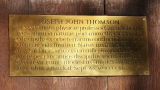 Мемориальная табличка в часовне Тринити-колледжа