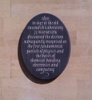 Мемориальная доска на старом здании Кавендишской лаборатории