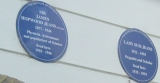 Памятная доска Дж. Джинсу и его жене. Westhumble Street, Mickleham, Westhumble and Pixham