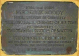 СОДДИ Фредерик (Soddy Frederick). Мемориальная доска на доме, в котором он родился. (По некоторым сведениям - утрачена).